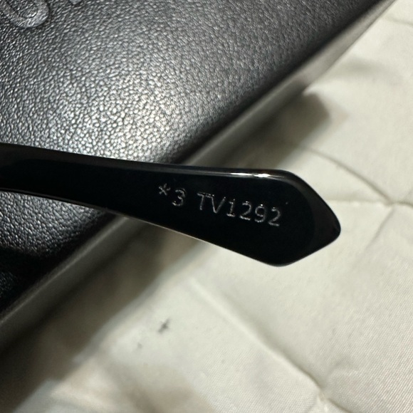 New Authentic 100% Q
Z1496E
IV Escape Square
Sunglasses - Picture 11 of 16